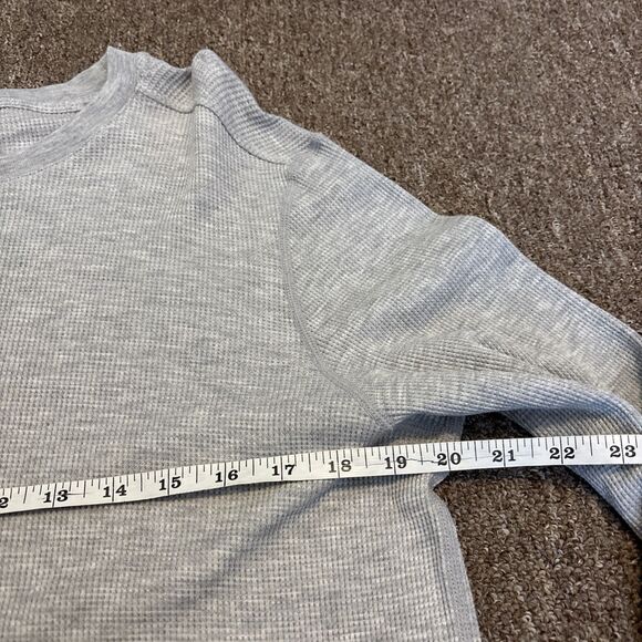 Vuori Shirt Mens Medium Gray Long Sleeve Waffle Knit Crewneck Pullover - Picture 3 of 7